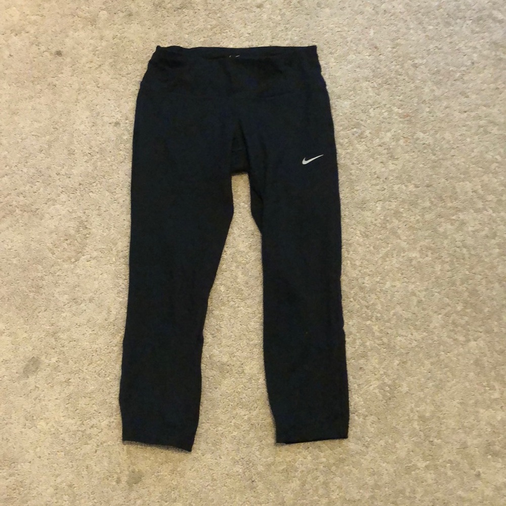 BLACK NIKE CROPPED LEGGINGS